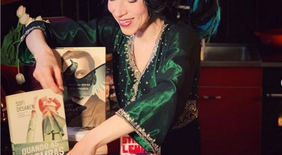 Sofi Oksanen irodalmi koronakonyhát vezet