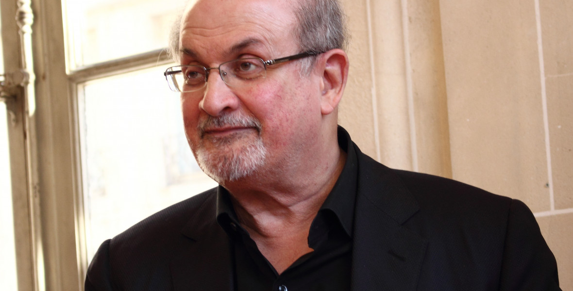 Megkéselték Salman Rushdie-t egy amerikai beszéde előtt