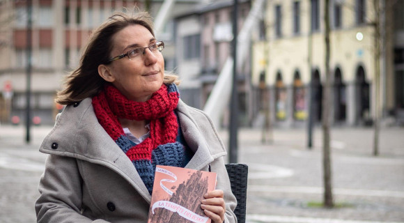 A Tükörjáró a képzelet világában játszódik, de problémái nagyon is ismerősek