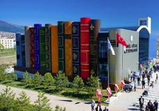 Könyvespolc alakú könyvtárat építettek Törökországban