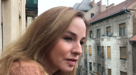 Az erkélyen és a földön fekve is verseket mondanak a Katona József Színház színészei