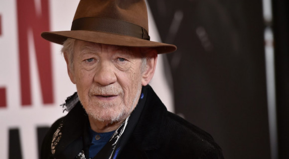 Ian McKellen posztolt egy fotót, amin éppen Hamletet próbál a mai bemutatóra