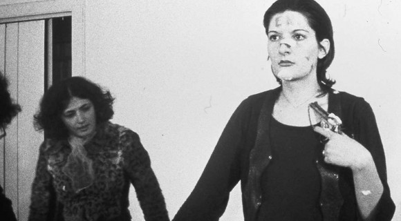75 éves lett Marina Abramovic, akinek töltött fegyvert tartottunk a fejéhez