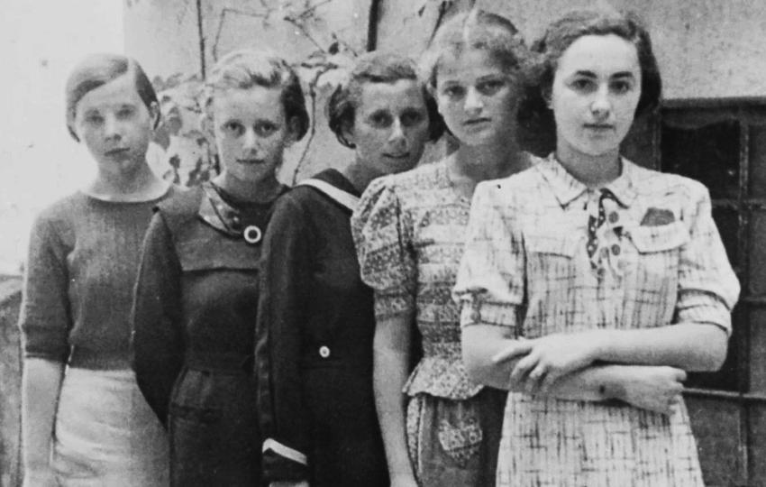 Miért pont 999 fiatal, hajadon nőt vittek el először Auschwitzba?