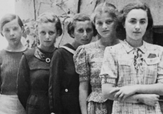 Miért pont 999 fiatal, hajadon nőt vittek el először Auschwitzba?