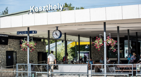 Vonatoznál Adyval vagy Weöressel? Irány az állomás!