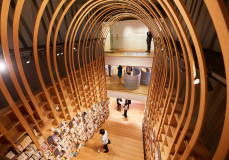 Nézd meg videón, milyen lett a Murakami Könyvtár!