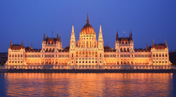 Mesekönyvet kaptak a parlamenti dolgozók gyerekei, a főhőse az ereszcsatornán mászik