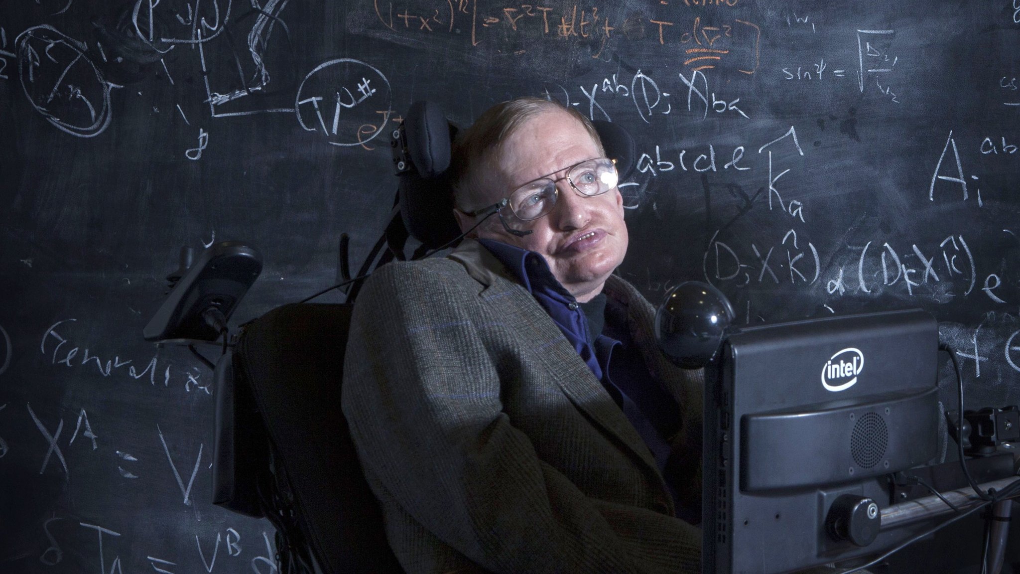 80 éves lenne Stephen Hawking, aki szerint a túlnépesedés és az energiafogyasztás véget vet a földi létnek