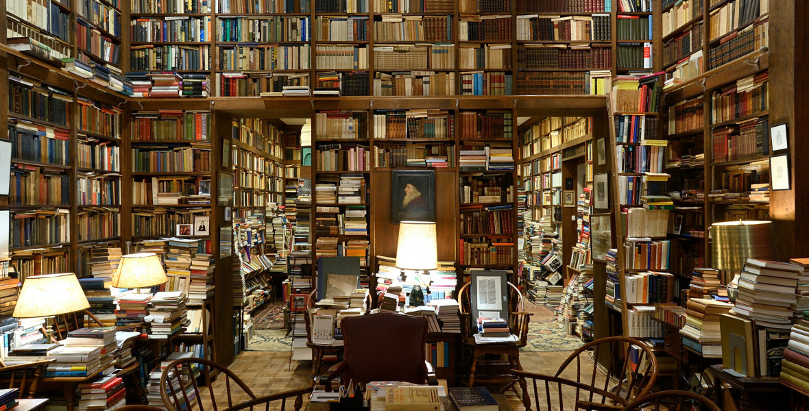 Terjed a neten Umberto Eco könyvtárának fotója - pedig az nem is az övé volt