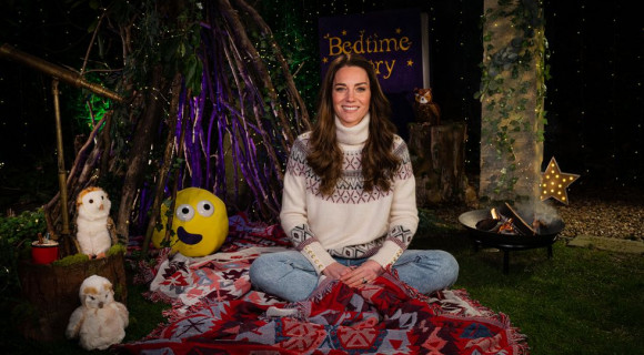 Katalin hercegné egy félős bagolyról olvas fel mesét a gyerekeknek