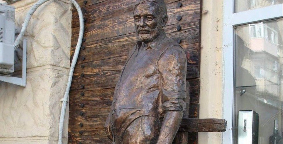 Hemingwaynek dedikált kultúrkocsmát lőttek szét Harkivban