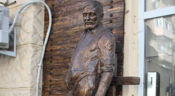 Hemingwaynek dedikált kultúrkocsmát lőttek szét Harkivban