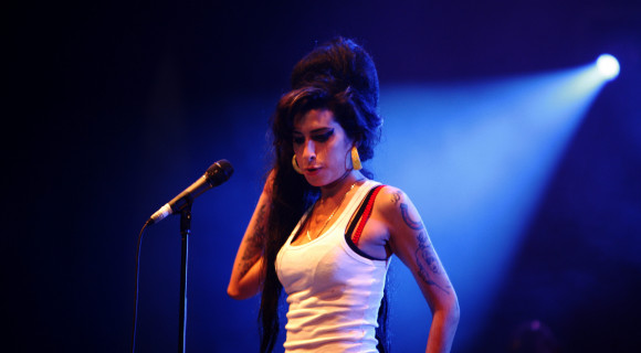 Kiadják Amy Winehouse naplóit és dalszövegeinek kéziratait