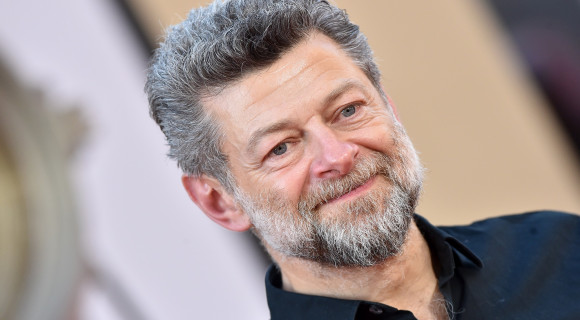 Andy Serkis egy kis könyvtárosról és a világ legmagasabb férfijáról rendez filmet