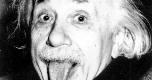 Ez a története Einstein ikonikus nyelvnyújtogatós fotójának – Könyves magazin