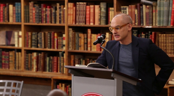 Ha nem tetszik a valóság, Hernán Díaz hőse igazít rajta