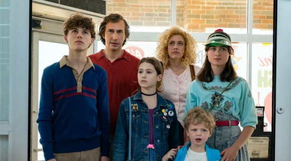 Adam Driver Hitler-tudományi tanszéken tanít a Fehér zajban