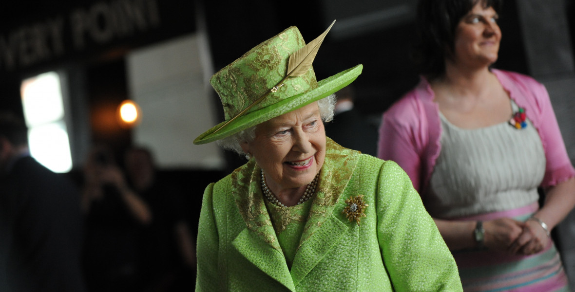 Elhunyt II. Erzsébet brit királynő, aki ott volt a világháborúban és az elsők között küldött e-mailt