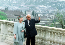 II. Erzsébet a corvinákat is megnézte 1993-ban Budapesten