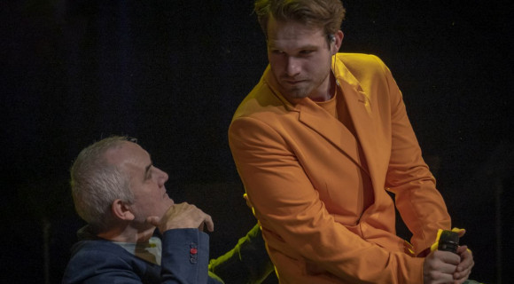 Darvasi László nyulat nyúzni is megtanul, ha arról ír egy novellában