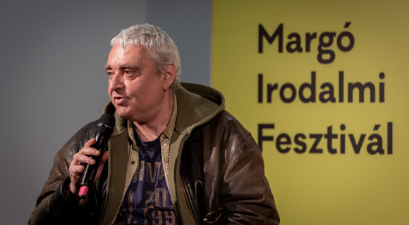 Ménes Attila regényében egy ír úr meséli el a romlásnak indult magyarság történetét