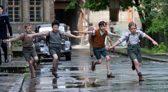 A csíkos pizsamás fiú egy különös, kegyetlen világban él a kerítés túloldalán