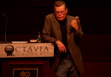 Stephen King nem tervez, kávét sem iszik, mégis az egyik legsikeresebb író