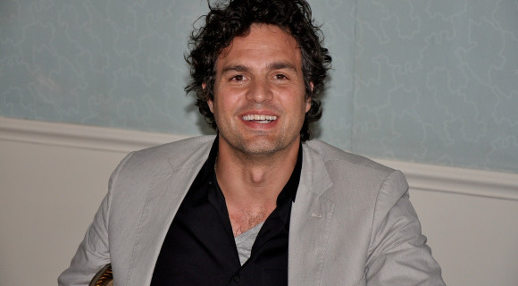 Mark Ruffalo és Hugh Laurie a világháborúban egy vak lány útját egyengeti