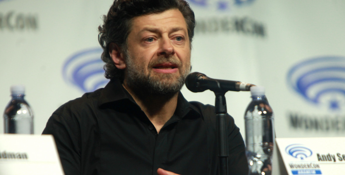 Andy Serkis egy kis könyvtárosról és a világ legmagasabb férfijáról rendez filmet