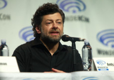 Andy Serkis egy kis könyvtárosról és a világ legmagasabb férfijáról rendez filmet