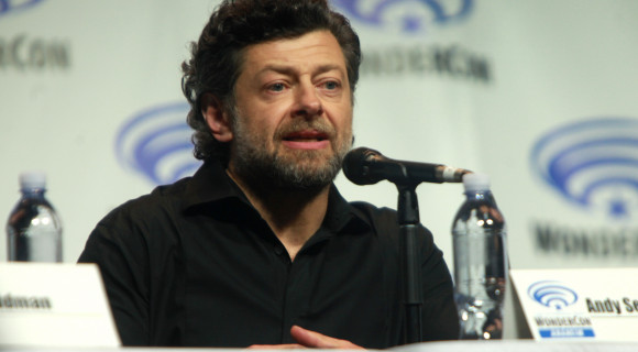 Andy Serkis egy kis könyvtárosról és a világ legmagasabb férfijáról rendez filmet