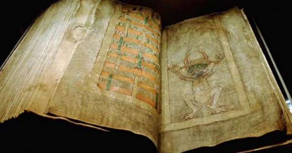 160 szamár bőrére írták az ördög Bibliáját ‒ Lapozz bele! – Könyves magazin