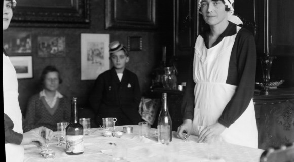 A nagyváros szövetébe láthatatlanul simultak a lányok [Budapesti nők]