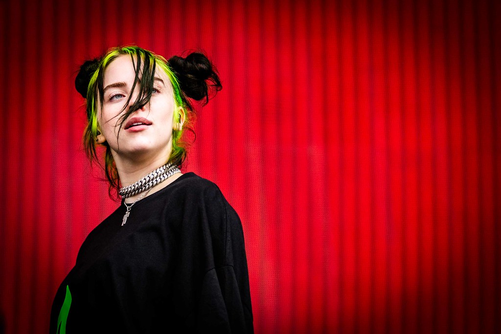 Billie Eilish esti mesét olvas egy gyerekcsatornán