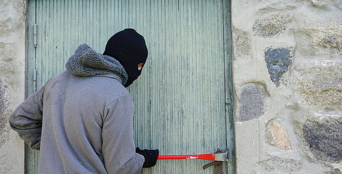 Belemerült egy mitológiáról szóló könyvbe, elkapták a betörőt