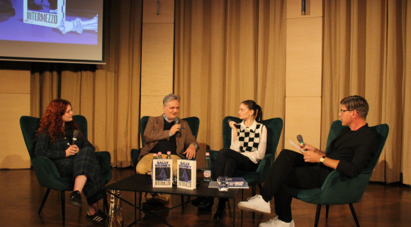 Nyáry Luca: Sally Rooney minden regényében van egy meleg pulcsiba burkolózó, nyafogó nő