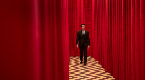 Elfogadnád David Lynch rendezői székét vagy a Twin Peaks legendás piros függönyét az otthonodba?