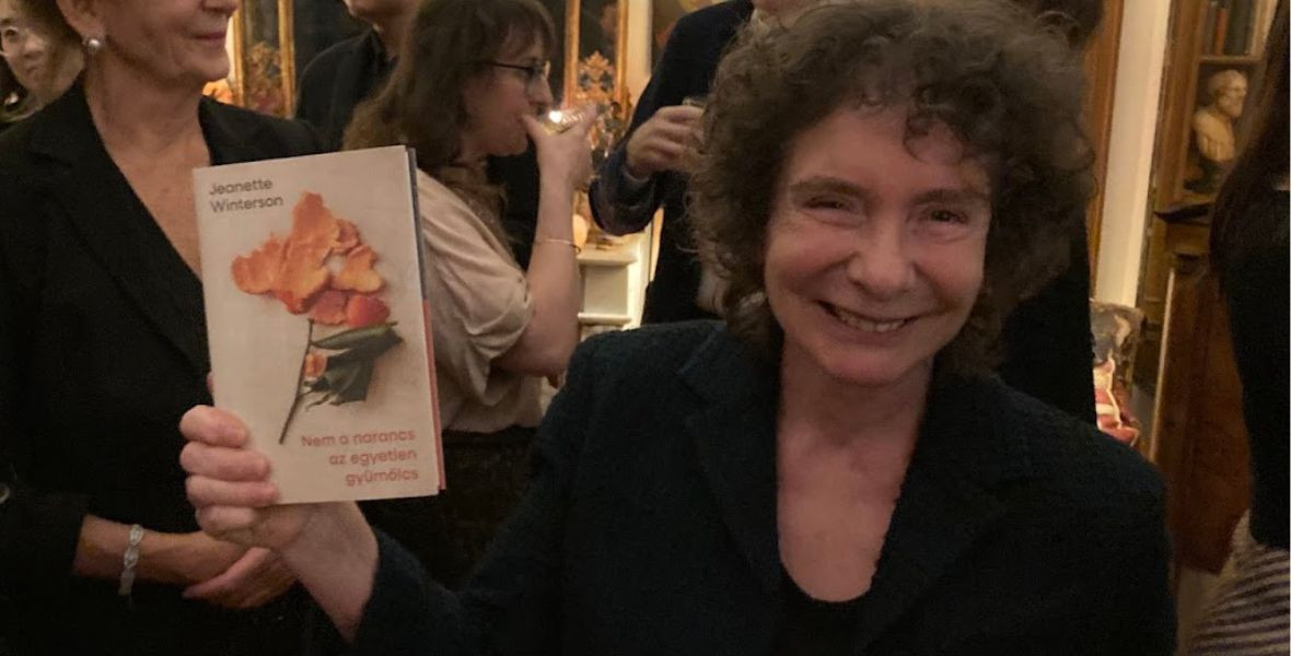 „Anyámtól távol állt az igazságosság; ő vagy utált, vagy szeretett” – rendhagyó felnövéstörténet Jeanette Winterson első regénye