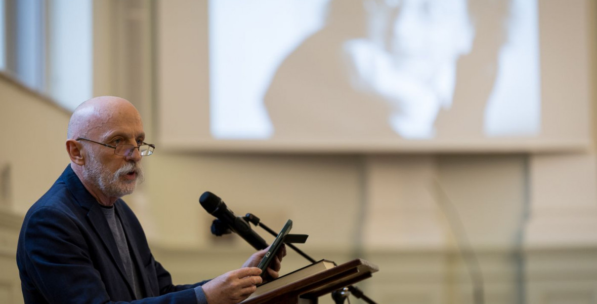 „Jól helyben hagyott a szeretetével” – kiállítás nyílt Esterházy Péter emlékére