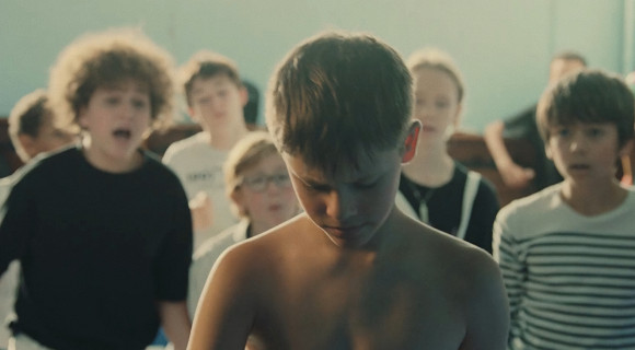 Péterfy Bori és Beton.Hofi rövidfilmeket ajánl