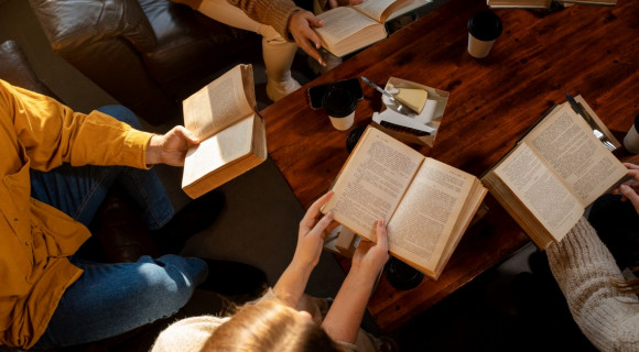 A csendes könyvklub boldogságóra introvertált olvasóknak – De miért lett ilyen trendi?