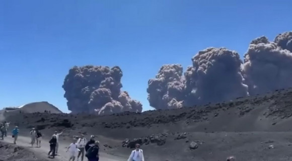 Riadtan menekültek a turisták a hamufelhőt köpő Etna elől (2 vulkános könyvet ajánlunk)