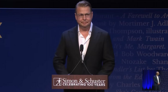 Fredrik Backman: Írónak lenni a legjobb módja, hogy azért kapj fizetést, mert nem vagy normális