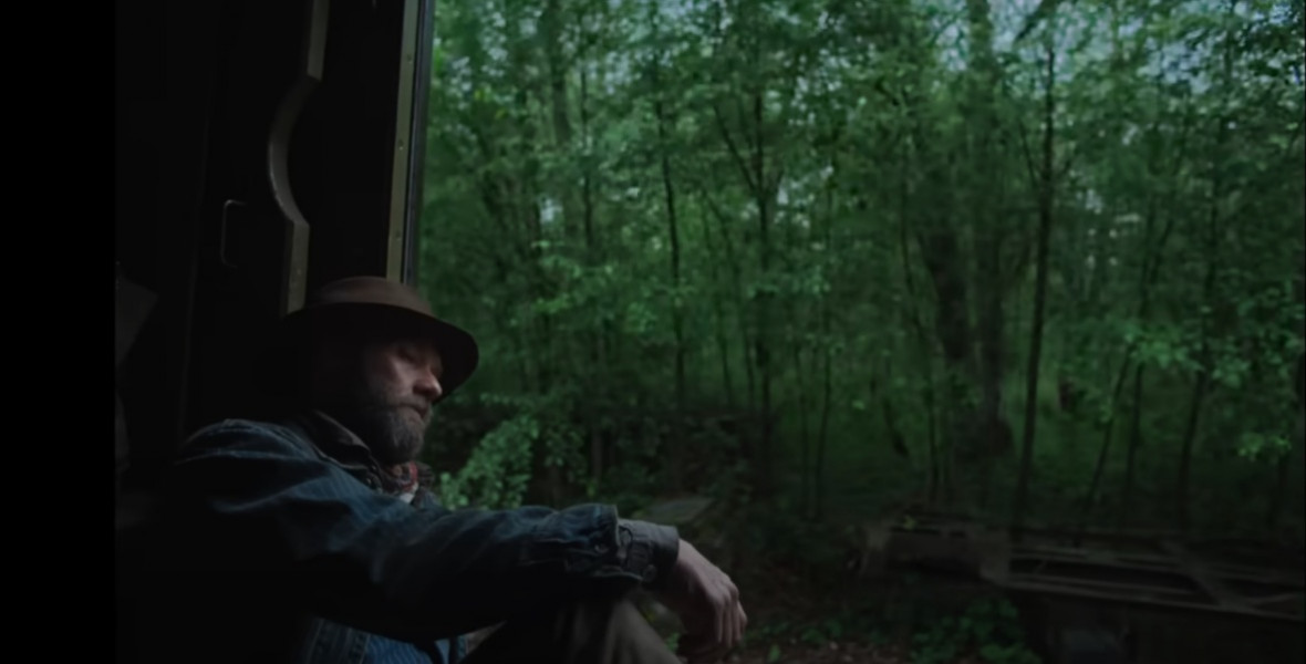 Gyönyörű természeti képek és egy tragédia: itt a Train Dreams Netflix-film előzetese