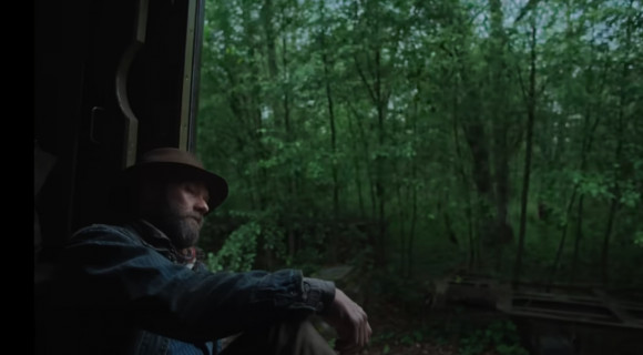 Gyönyörű természeti képek és egy tragédia: itt a Train Dreams Netflix-film előzetese