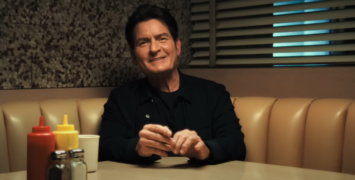 Charlie Sheen drogokról és botrányokról vall új memoárjában és a Netflixen