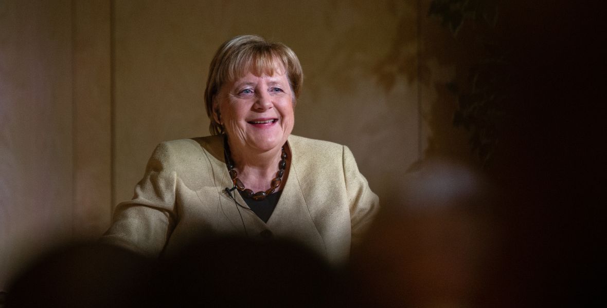 Angela Merkel: A 15 öltönyös között én voltam a piros blézeres