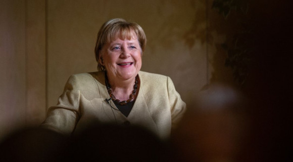 Angela Merkel: A 15 öltönyös között én voltam a piros blézeres