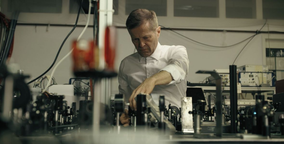 Krausz Ferenc - Az elektronok nyomában - forrás: NFI Nobel-díjas magyar fizikusról szóló film nyerte a legjobb dokumentumfilm díját Krakkóban